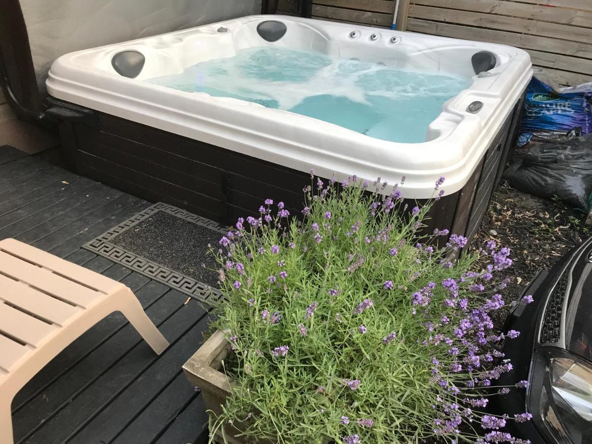 Love-Nest With Private Hot Tub Toronto Exteriér fotografie