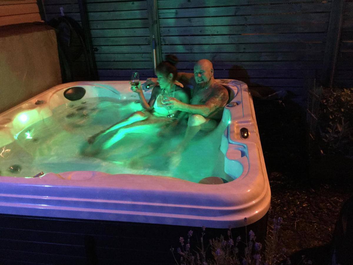 Love-Nest With Private Hot Tub Toronto Exteriér fotografie